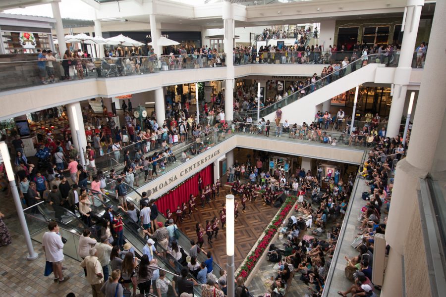 Consumers+swarm+a+mall+on+Black+Friday