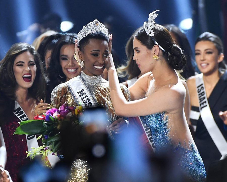Miss+Universe+2019+Zozibini+Tunzi%2C+of+South+Africa%2C+is+crowned+onstage+by+Miss+Universe+2018+Catriona+Gray+%28right%2C+in+blue%29+at+the+2019+Miss+Universe+Pageant+at+Tyler+Perry+Studios+on+Sunday%2C+Dec.+8%2C+2019+in+Atlanta%2C+Ga.+%28Paras+Griffin%2FGetty+Images%2FTNS%29