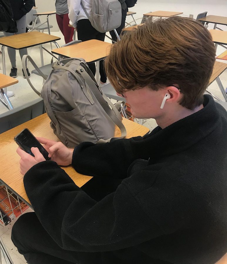 Sophomore Ben Miles listens to music through airpods