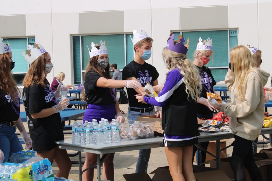 Senior Class Officers handing out the food